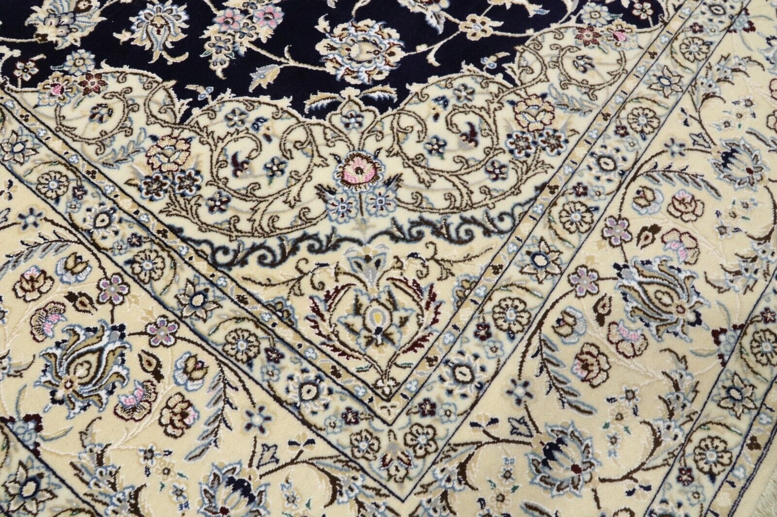 Nain Perserteppich 304 × 250 cm aus Wolle & Seide, handgeknüpft