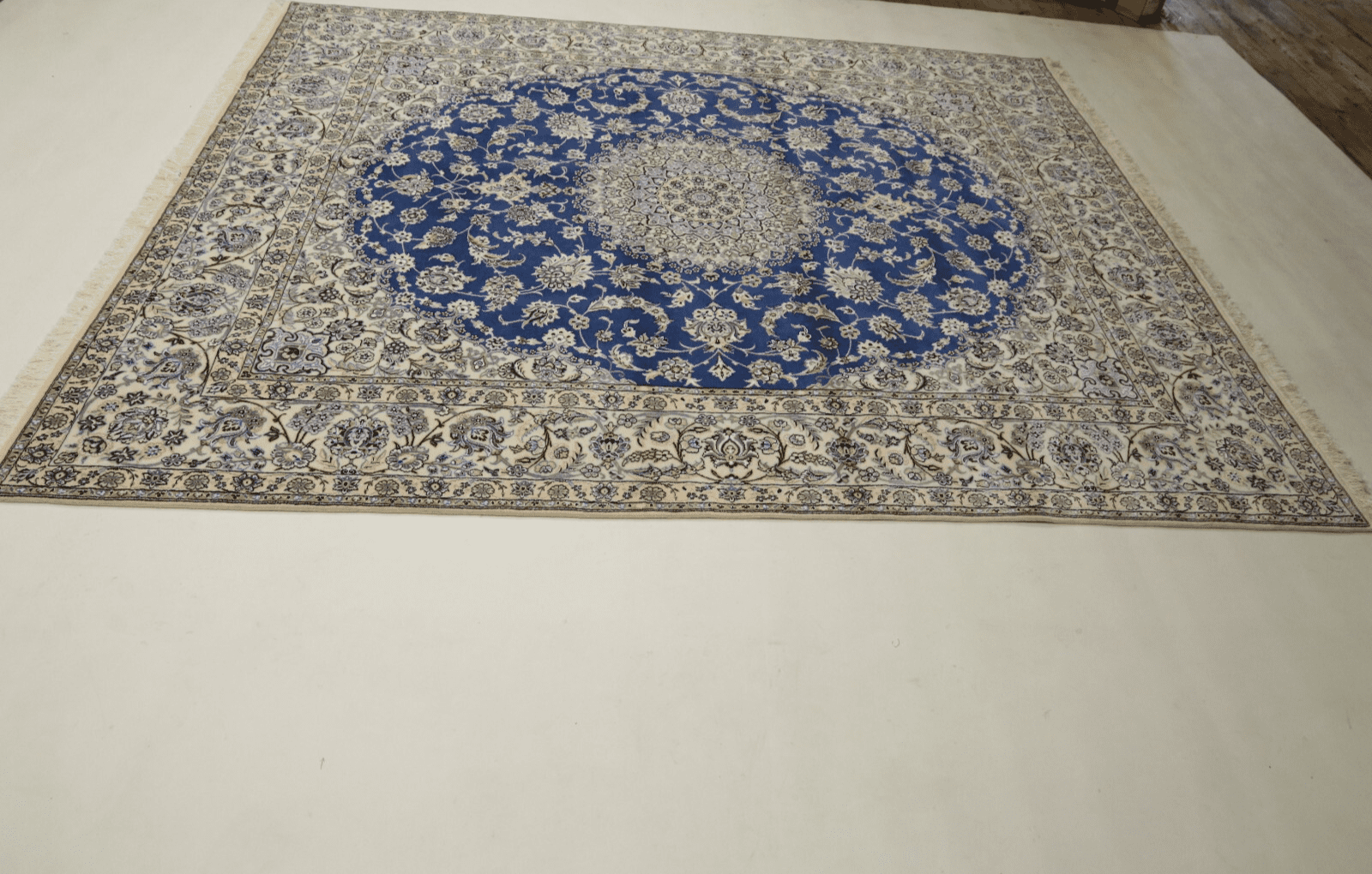 wunderschoner-perserteppich-305-x-251-cm-500000-knoten-handgeknupft-2 Orientalisch Perserteppich 303 × 250 cm aus Wolle & Seide, handgeknüpft