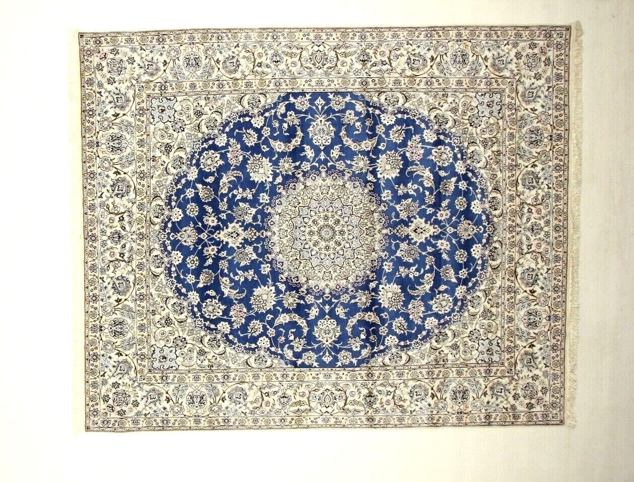 wunderschoner-perserteppich-305-x-251-cm-500000-knoten-handgeknupft-2 Orientalisch Perserteppich 303 × 250 cm aus Wolle & Seide, handgeknüpft