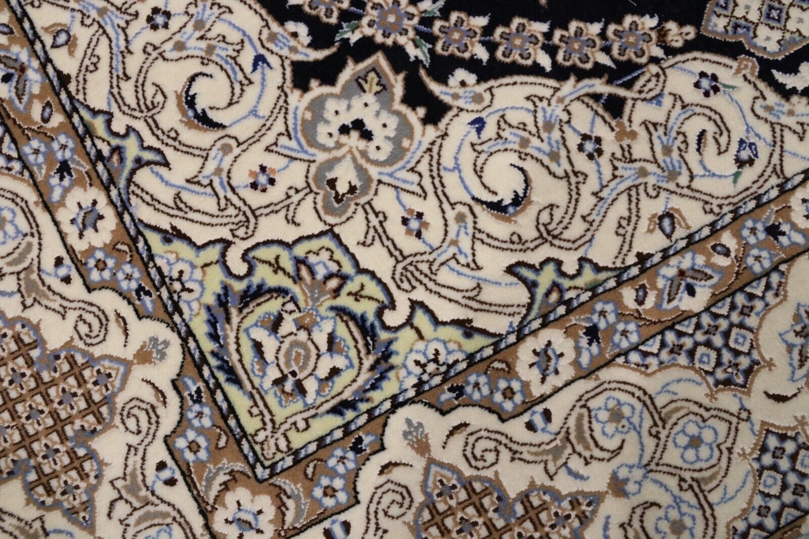 Nain Perserteppich aus Iran, 194 × 128 cm