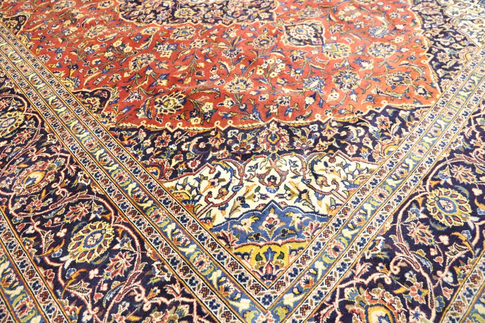 Kashan Perserteppich 405 × 305 cm aus Wolle, handgeknüpft