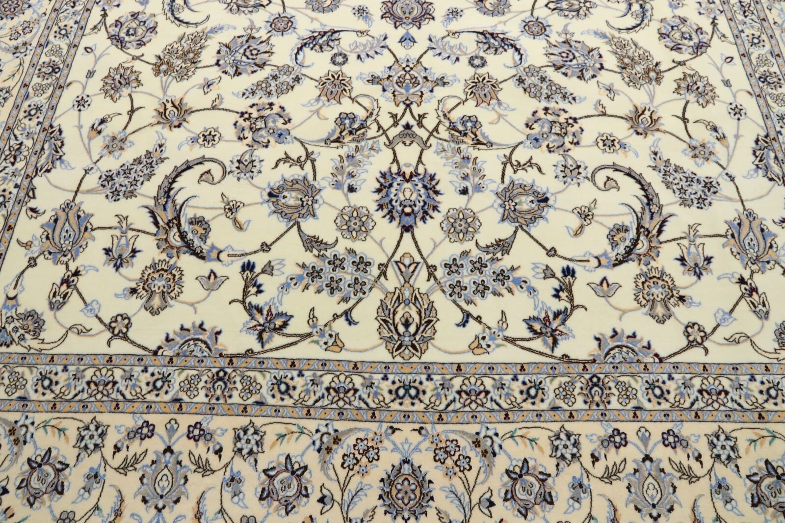 Handgeknüpfter Nain Perserteppich 353 × 252 cm