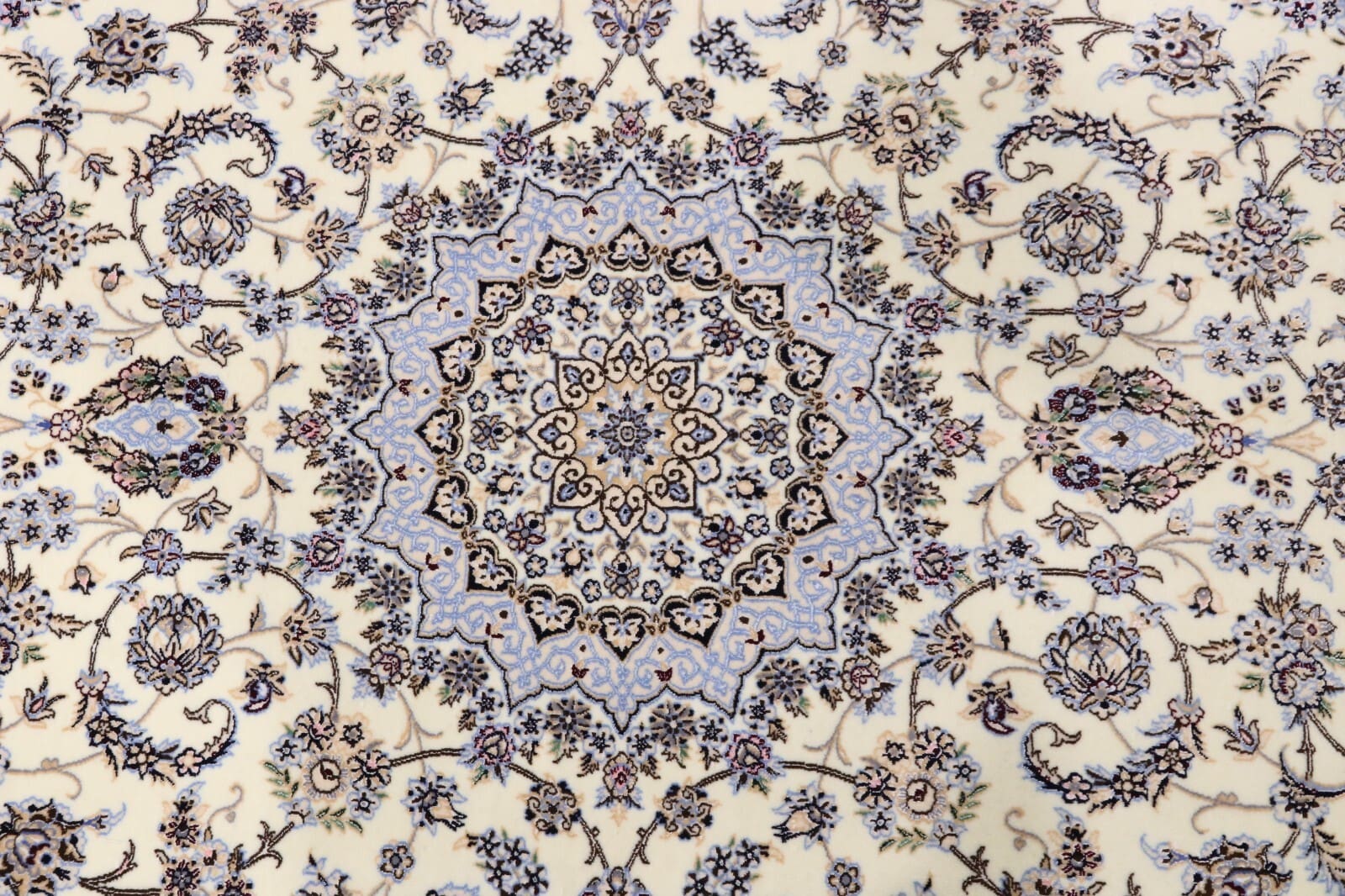 Handgeknüpfter Nain Perserteppich 237 × 158 cm