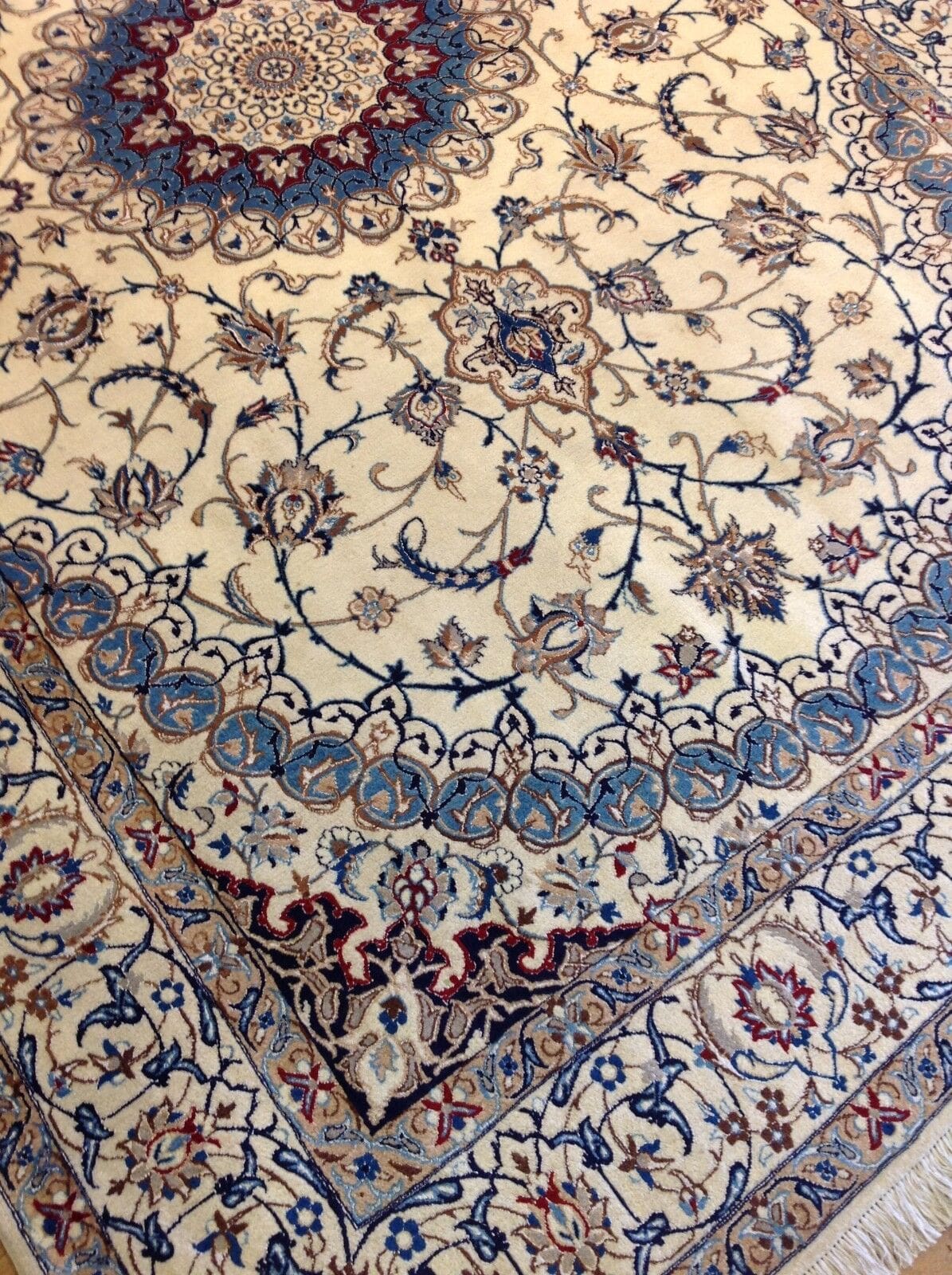 wunderschoner-perserteppich-nain-9la-317-x-206-cm-400000-knoten-handgeknupft-2 Nain Perserteppich 317 × 206 cm aus Wolle & Seide, handgeknüpft