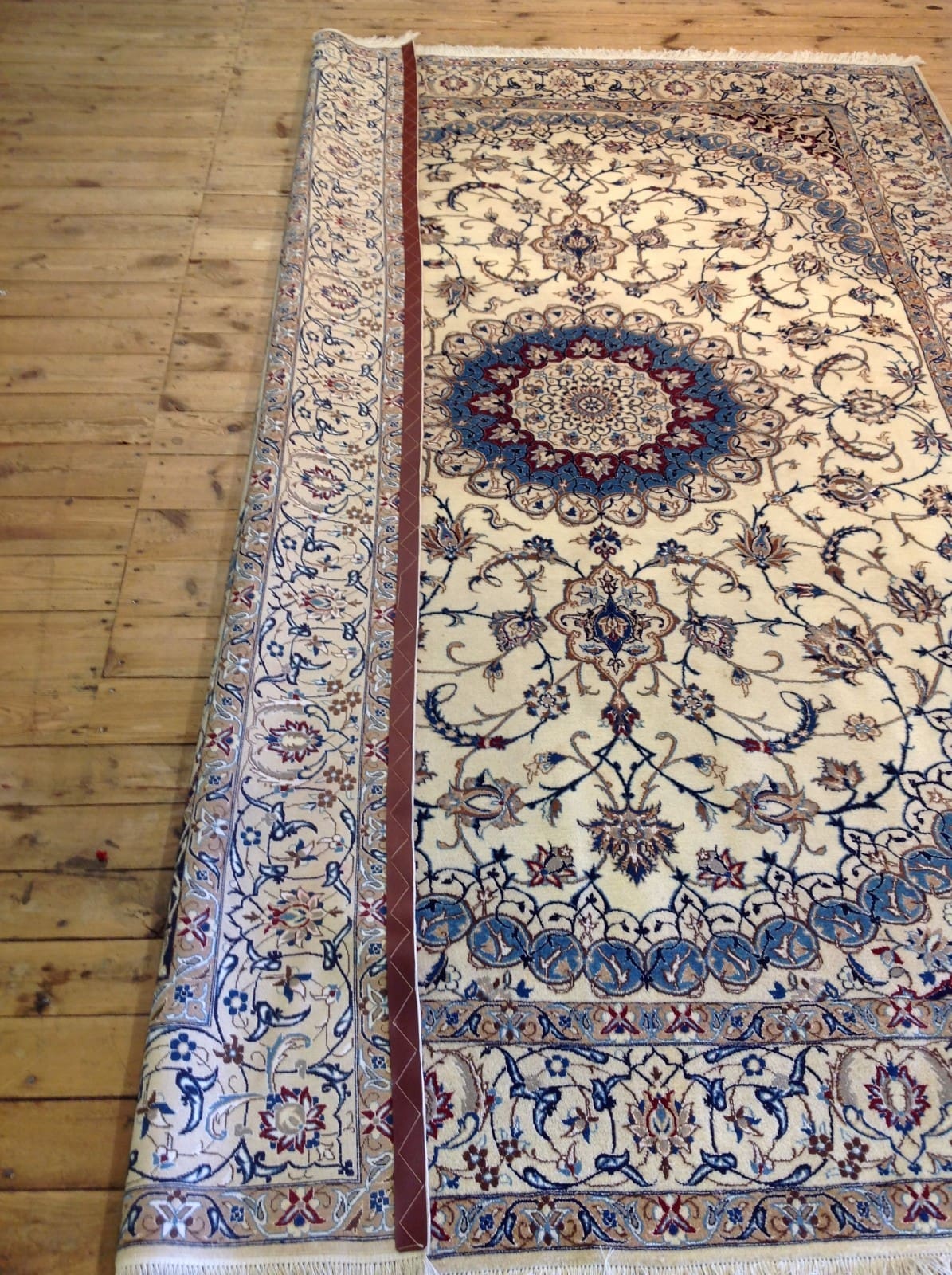 wunderschoner-perserteppich-nain-9la-317-x-206-cm-400000-knoten-handgeknupft-3 Nain Perserteppich 317 × 206 cm aus Wolle & Seide, handgeknüpft