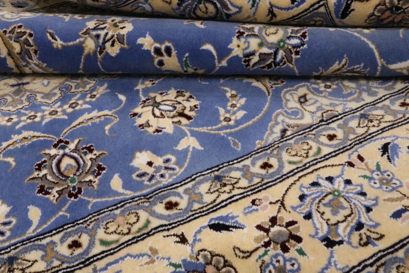 Nain Perserteppich aus Iran, 249 × 200 cm