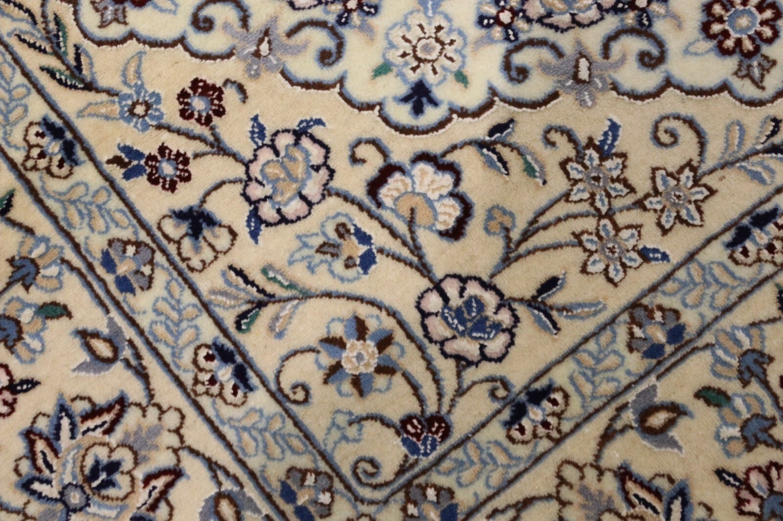 Nain Perserteppich aus Iran, 172 × 117 cm