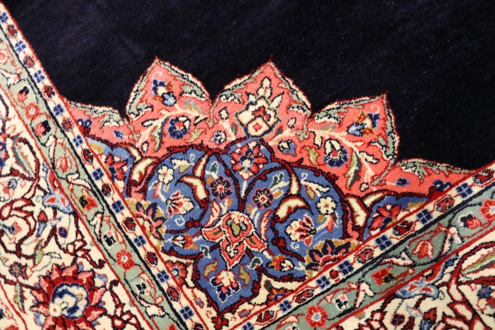orientteppich-sarough-317x241-cm-250000-knoten-handgeknupft-1 Sarough Farahan Perserteppich 315 × 240 cm aus Wolle, handgeknüpft