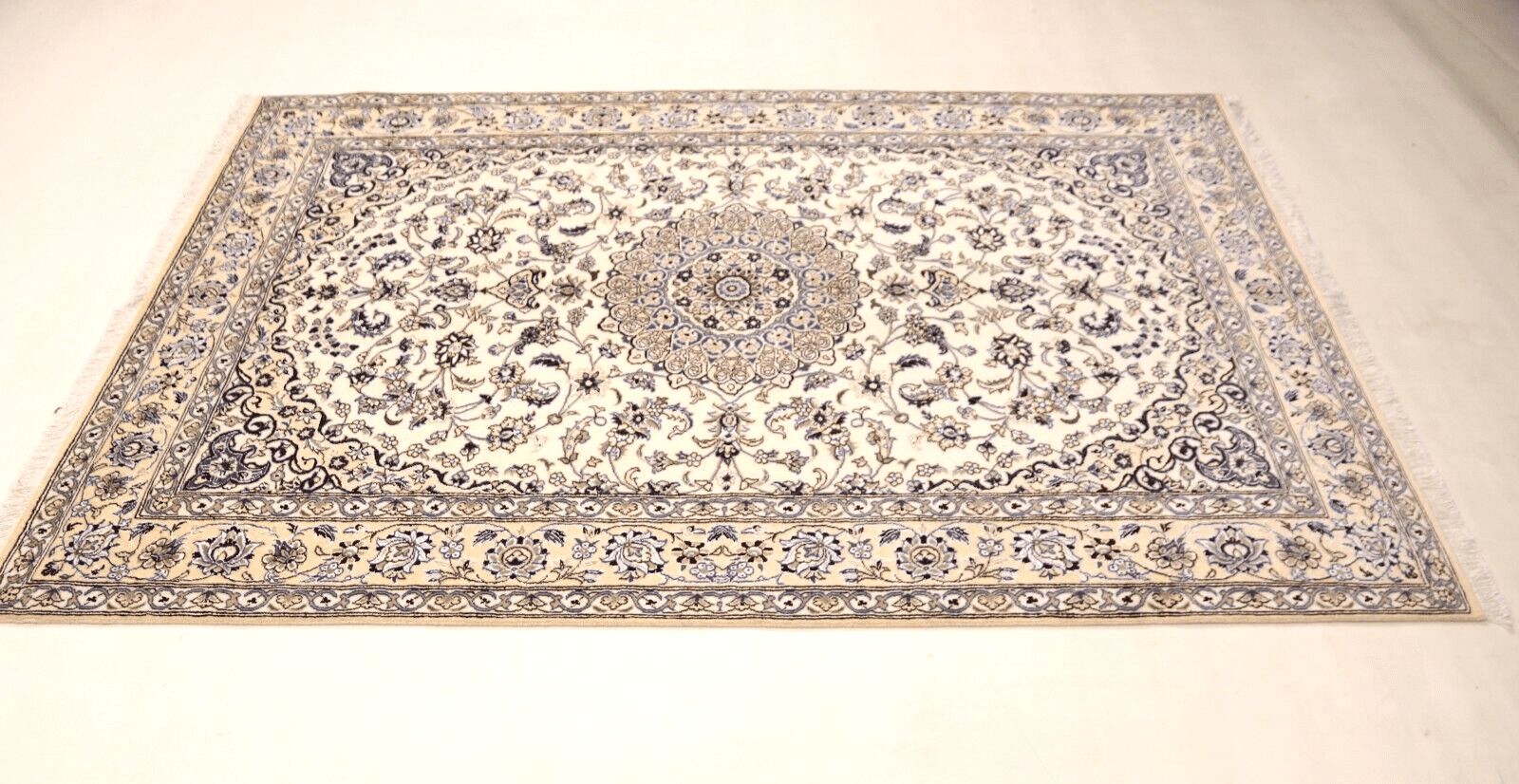 Nain Perserteppich 246 × 158 cm aus Wolle, handgeknüpft