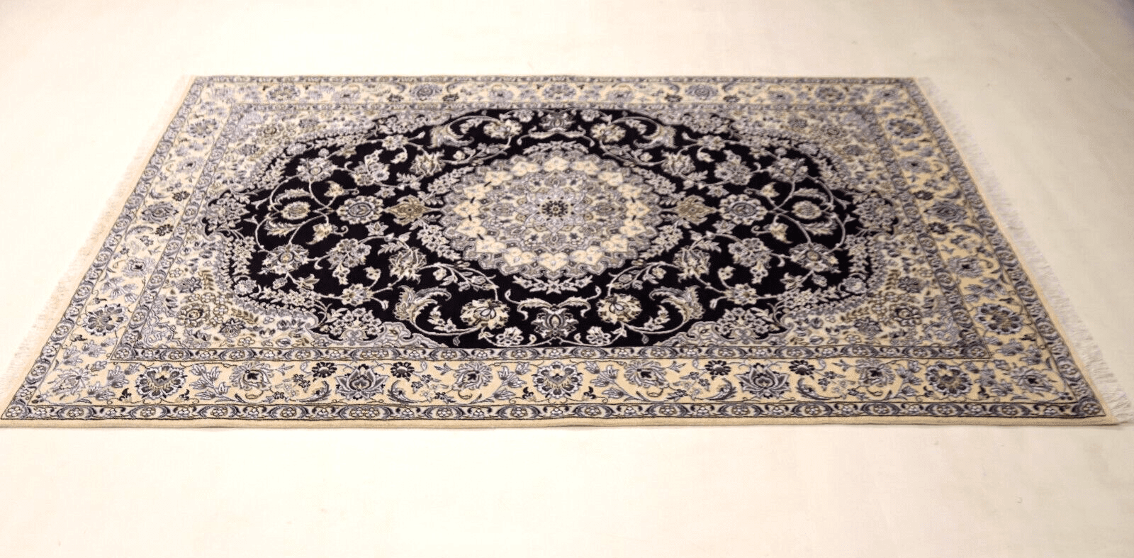 Handgeknüpfter Nain Perserteppich 246 × 154 cm