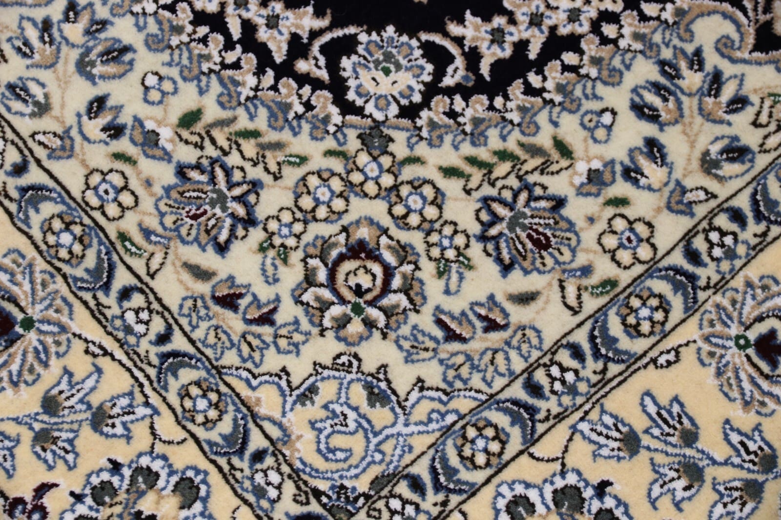 Handgeknüpfter Nain Perserteppich 246 × 154 cm