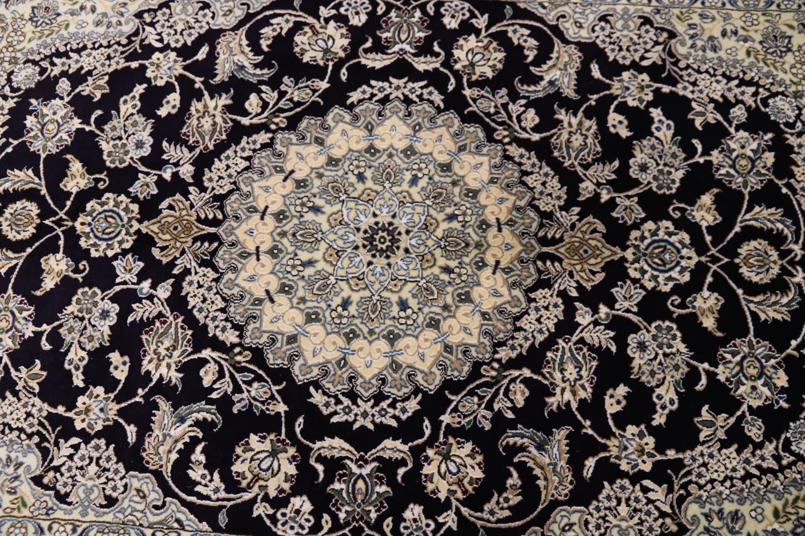 Handgeknüpfter Nain Perserteppich 246 × 154 cm