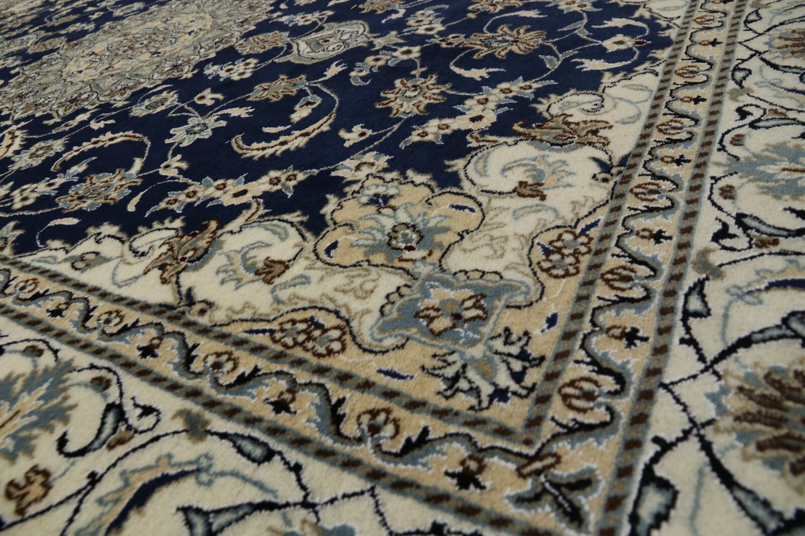 Nain Perserteppich 290 × 195 cm aus Seide, handgeknüpft