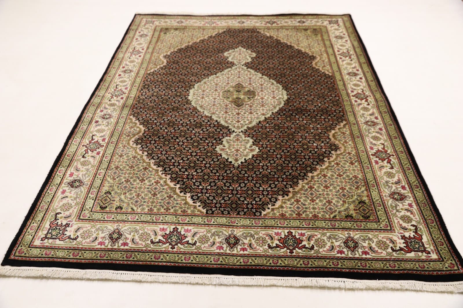 wunderschoner-orientteppich-244-x-164-cm-300000-knoten-handgeknupft-1 Handgeknüpfter Täbriz Orientteppich 242 × 163 cm