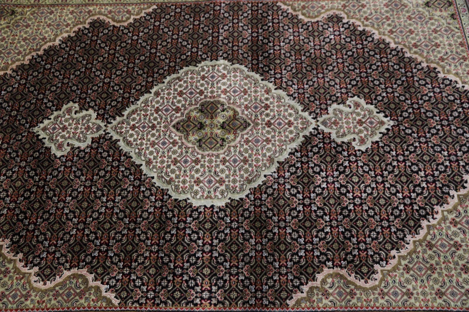 wunderschoner-orientteppich-244-x-164-cm-300000-knoten-handgeknupft-3 Handgeknüpfter Täbriz Orientteppich 242 × 163 cm