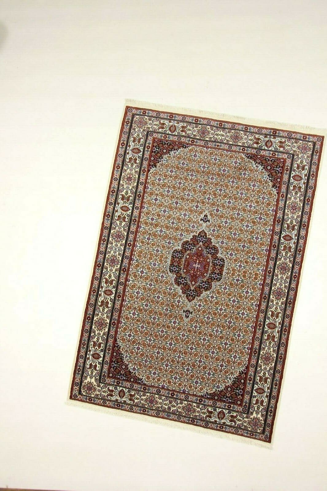 orientteppich-super-moud-242x163cm-400000-knoten-handgeknupft-1 Moud Perserteppich 240 × 162 cm aus Wolle & Seide, handgeknüpft