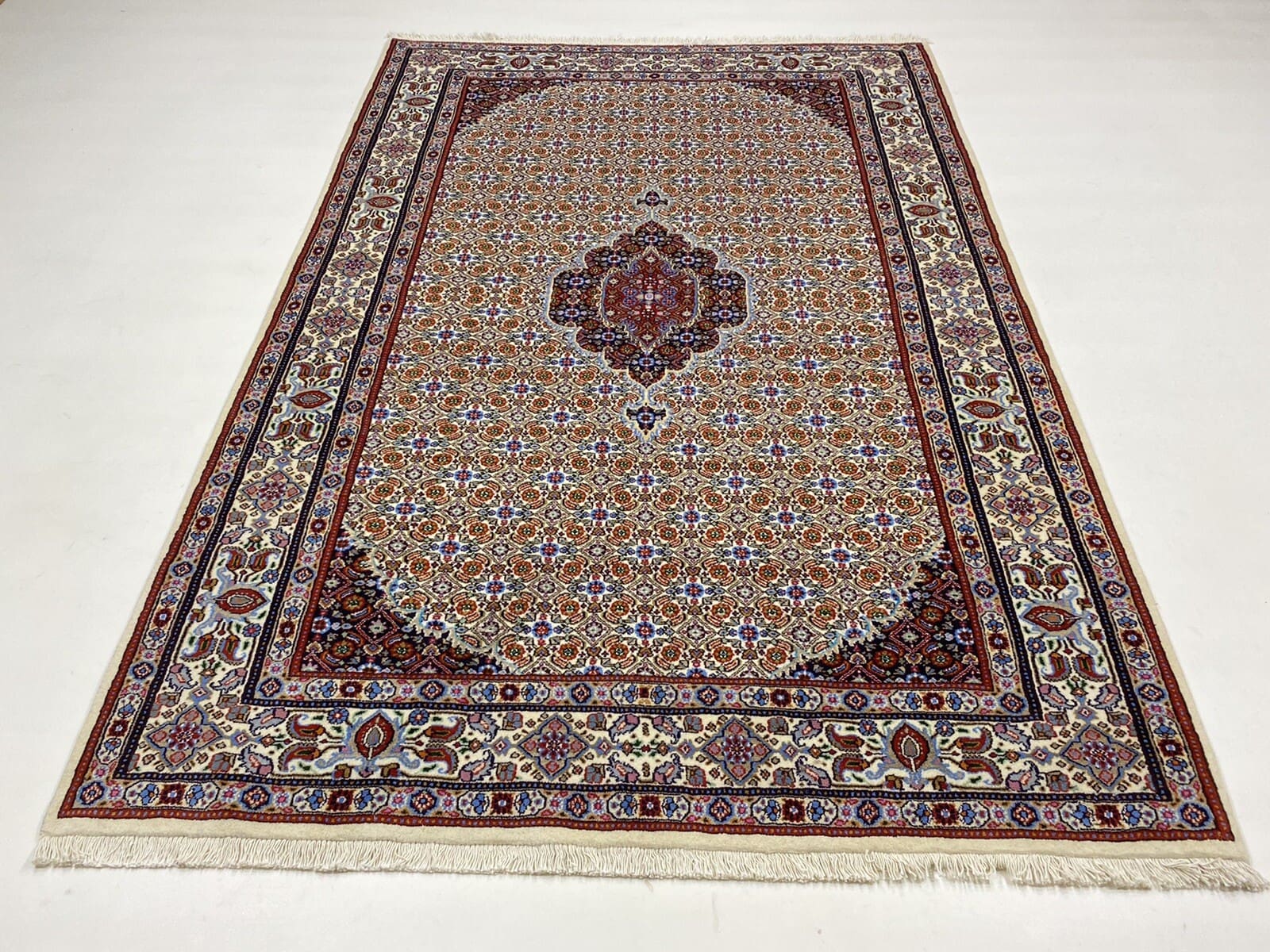 orientteppich-super-moud-242x163cm-400000-knoten-handgeknupft-3 Moud Perserteppich 240 × 162 cm aus Wolle & Seide, handgeknüpft