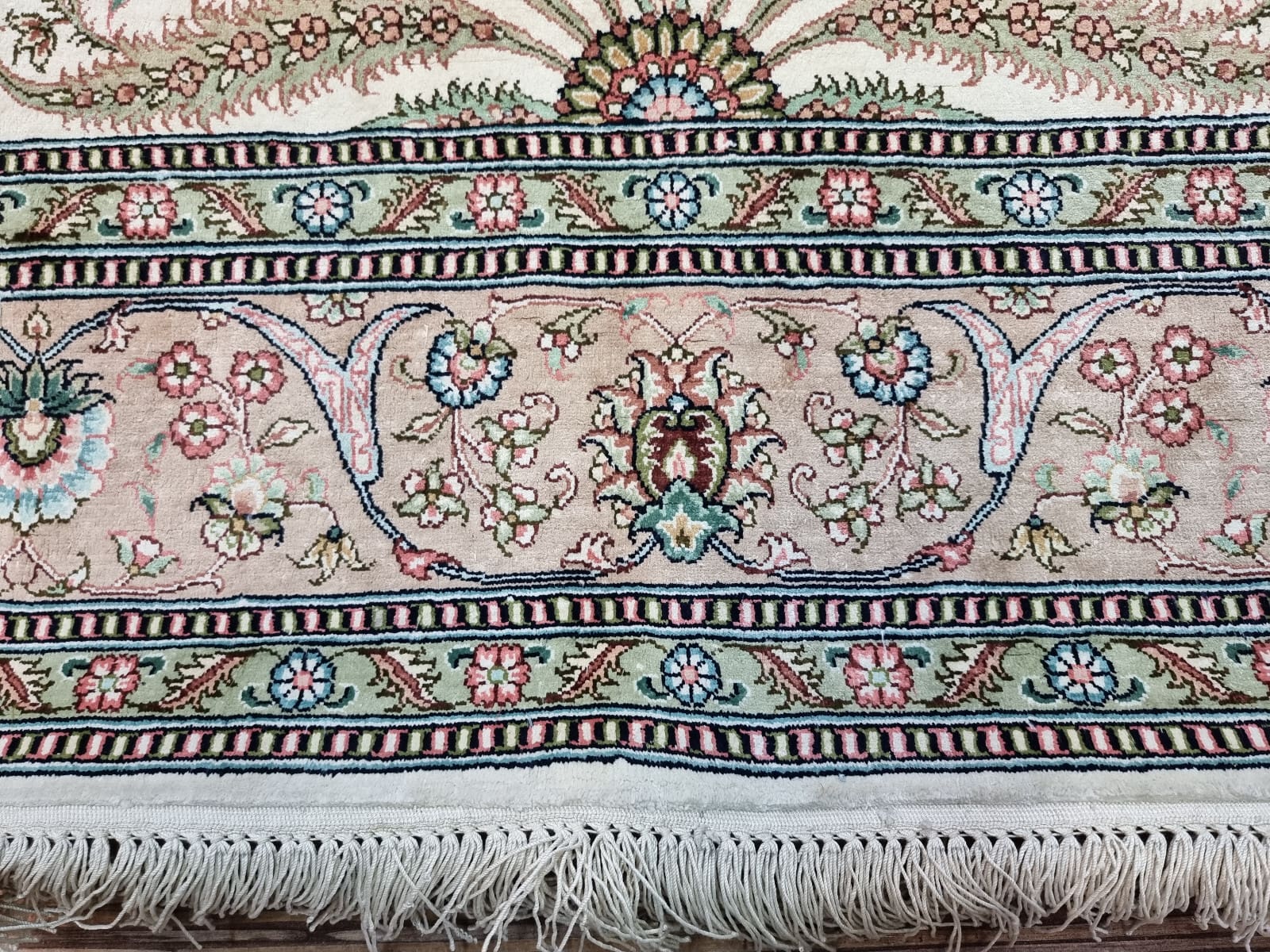 wunderschoner-china-hereke-seide-jumping-186x126cm-handgeknupft-9 Hereke Teppich 180 × 120 cm aus Seide, handgeknüpft