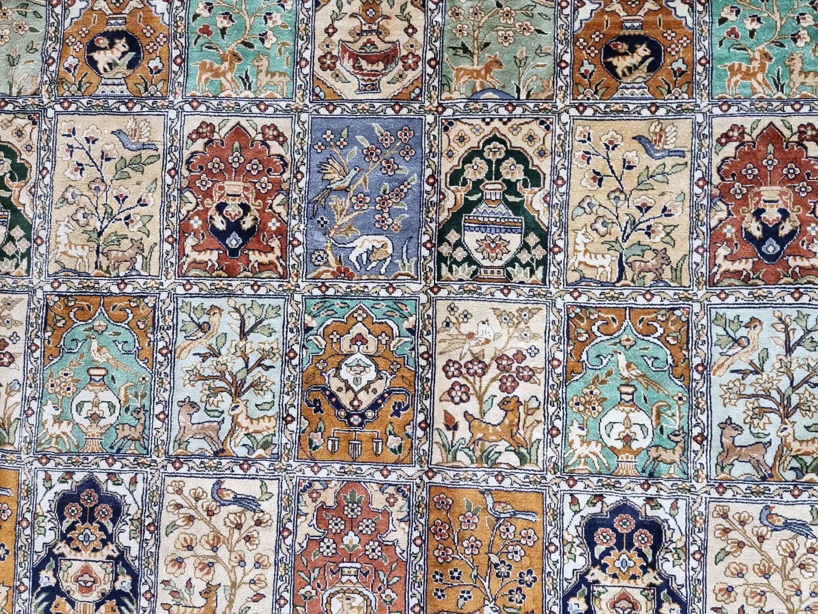 wunderschoner-china-hereke-seide-jumping-248x172cm-handgeknupft-6 Hereke Teppich 250 × 170 cm aus Seide, handgeknüpft