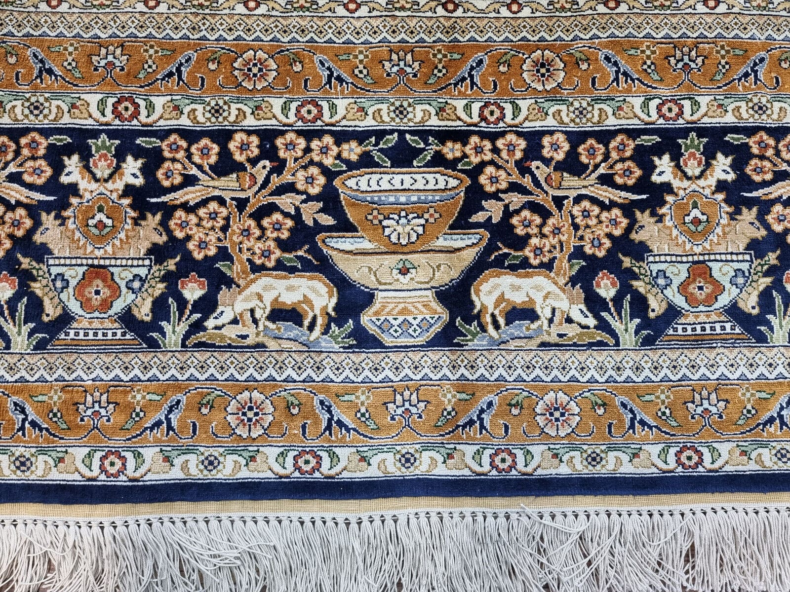 wunderschoner-china-hereke-seide-jumping-248x172cm-handgeknupft-8 Hereke Teppich 250 × 170 cm aus Seide, handgeknüpft