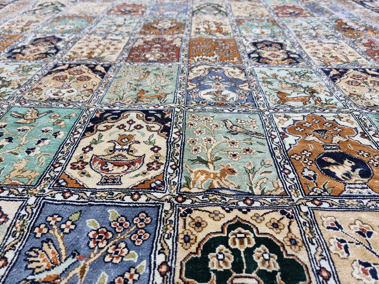 wunderschoner-china-hereke-seide-jumping-248x172cm-handgeknupft-9 Hereke Teppich 250 × 170 cm aus Seide, handgeknüpft