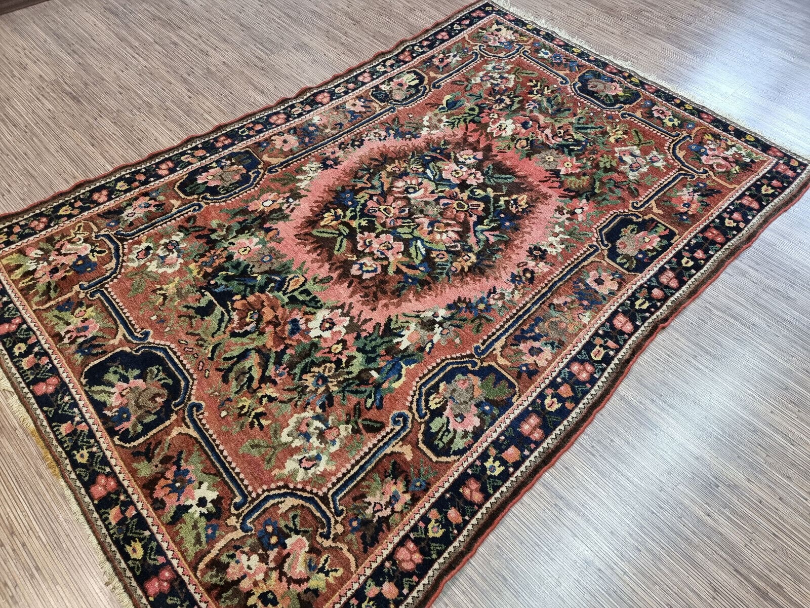 Bakhtiari Perserteppich aus Iran, 237 × 152 cm