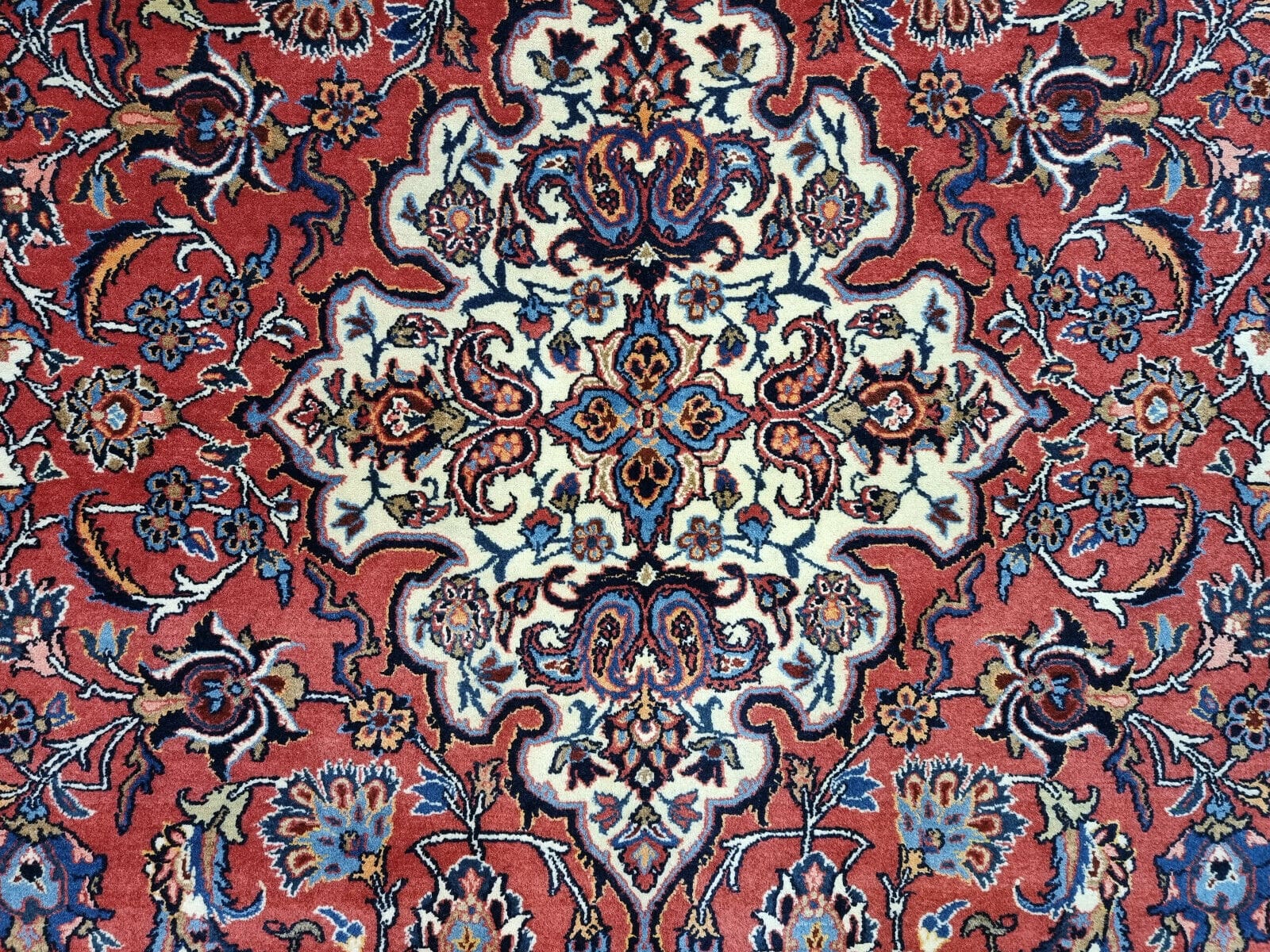 Isfahan Perserteppich 236 × 147 cm aus Wolle & Seide, handgeknüpft