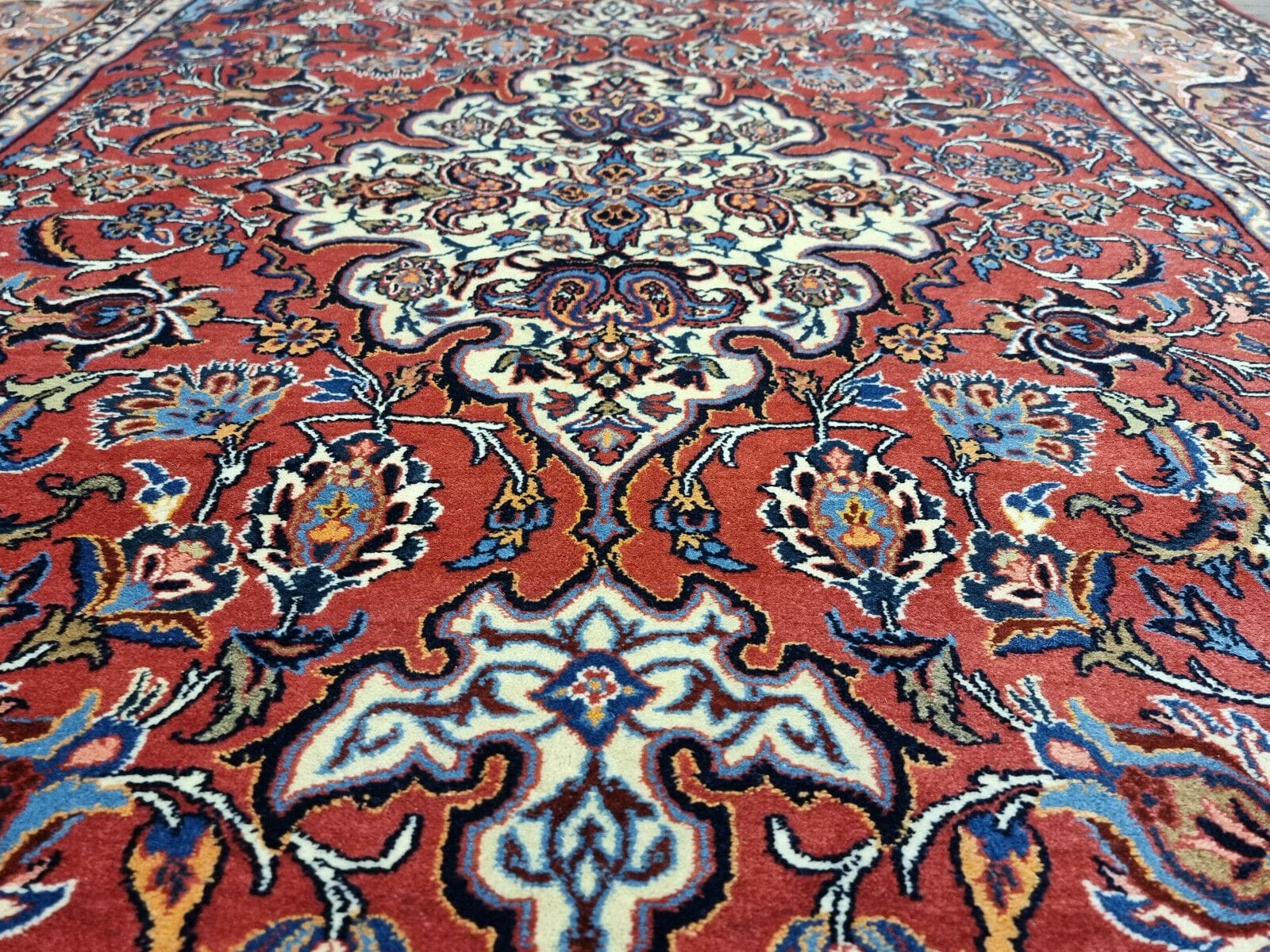Isfahan Perserteppich 236 × 147 cm aus Wolle & Seide, handgeknüpft