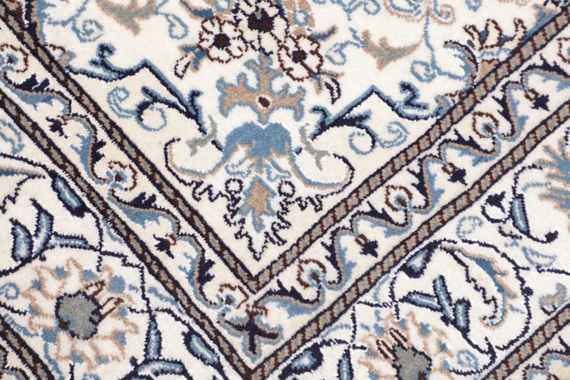 Nain Perserteppich aus Iran, 165 × 248 cm
