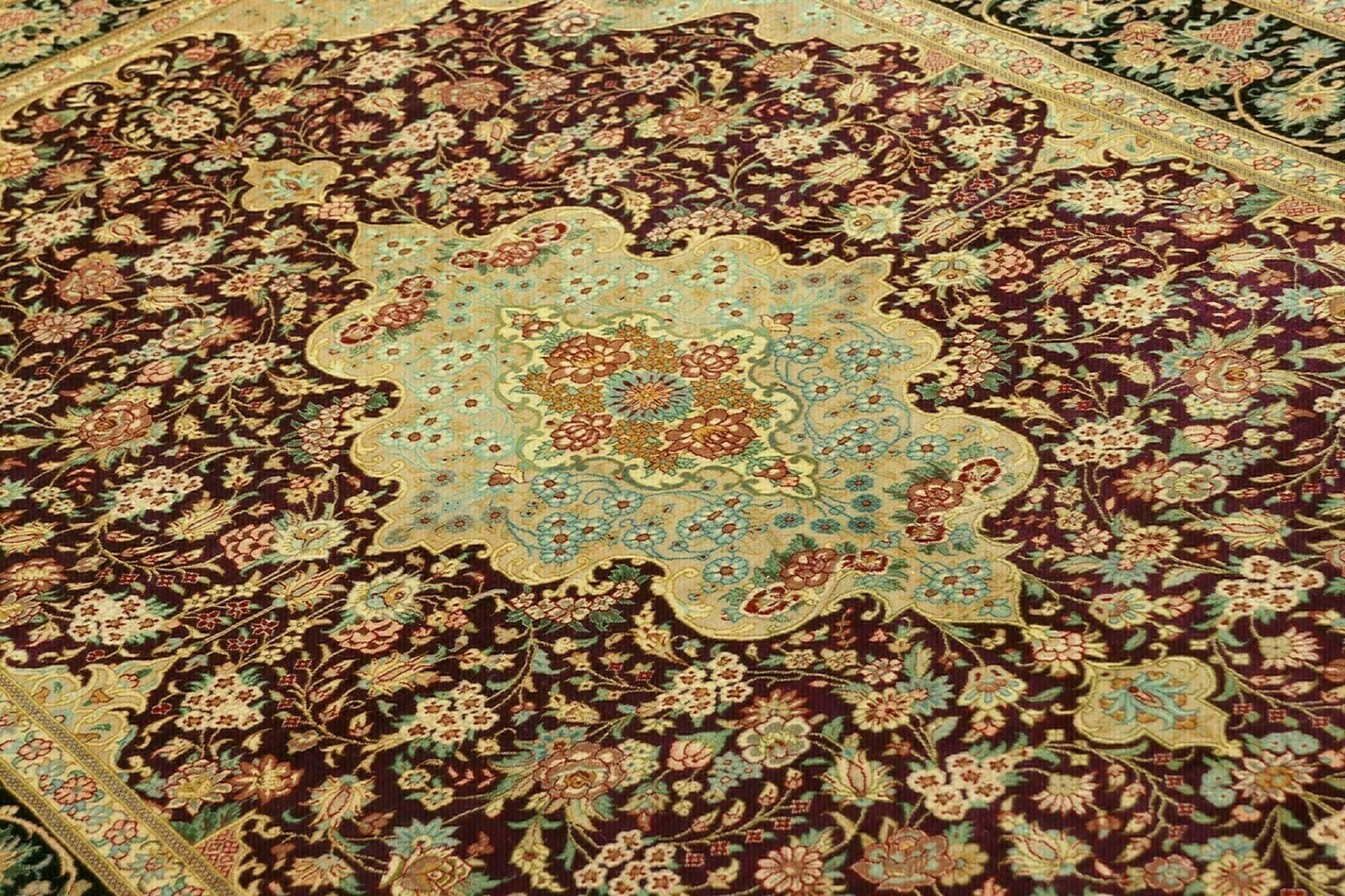 Ghom Perserteppich 136 × 200 cm aus Seide, handgeknüpft