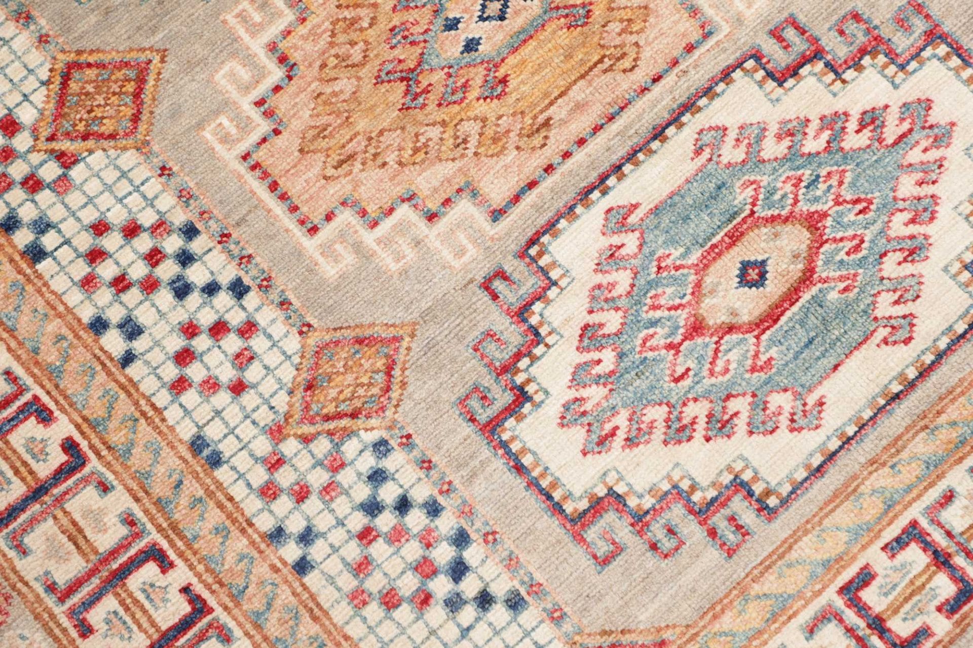 kazak-teppich-106-x-152-cm-geometrisches-muster-handgeknupft-5 Kazak Orientteppich aus Pakistan, 106 × 152 cm
