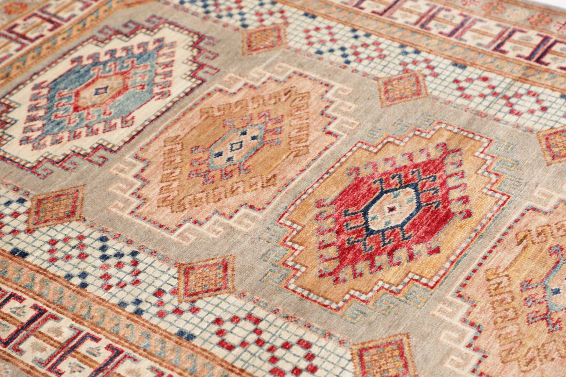 kazak-teppich-106-x-152-cm-geometrisches-muster-handgeknupft-6 Kazak Orientteppich aus Pakistan, 106 × 152 cm