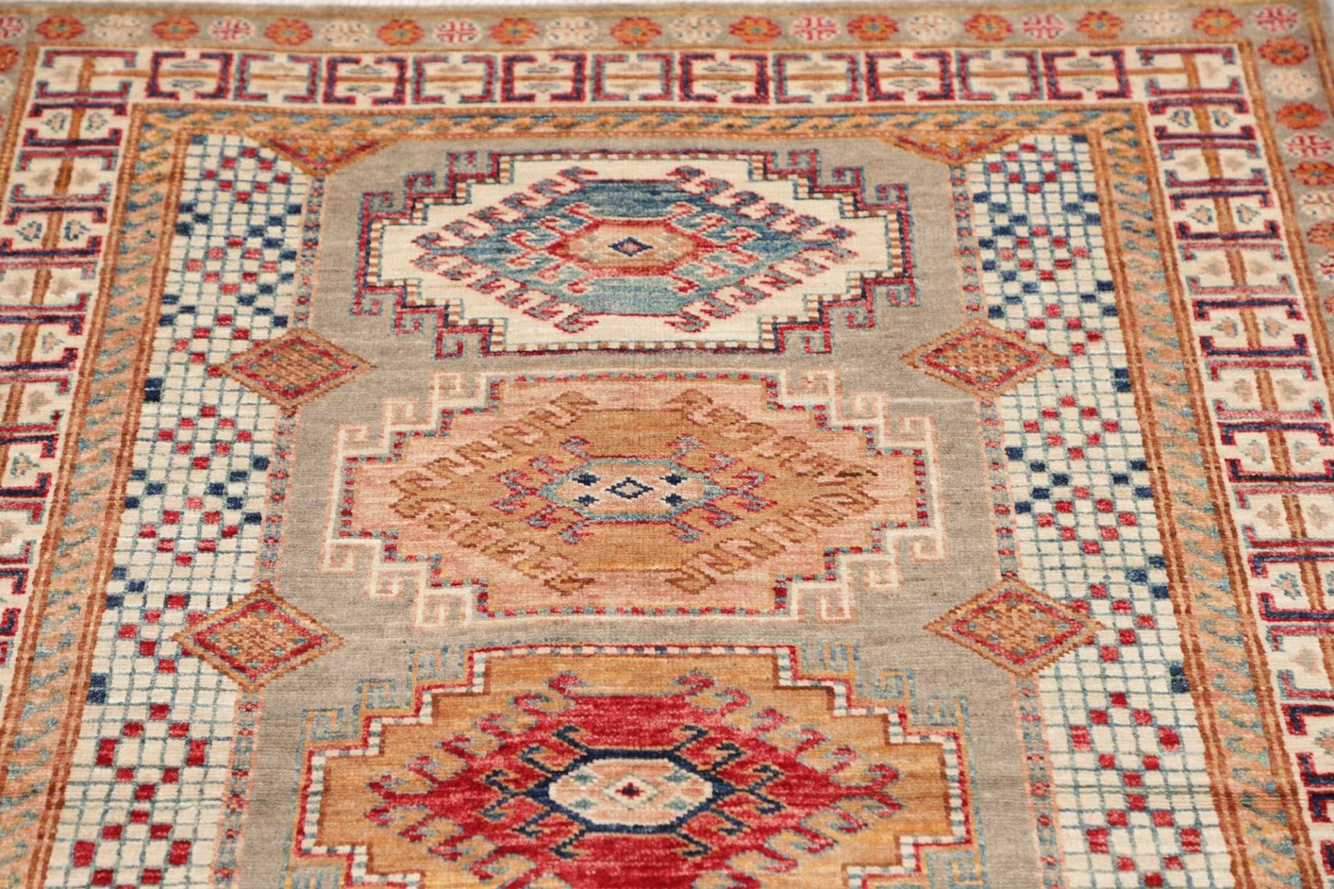 kazak-teppich-106-x-152-cm-geometrisches-muster-handgeknupft-7 Kazak Orientteppich aus Pakistan, 106 × 152 cm