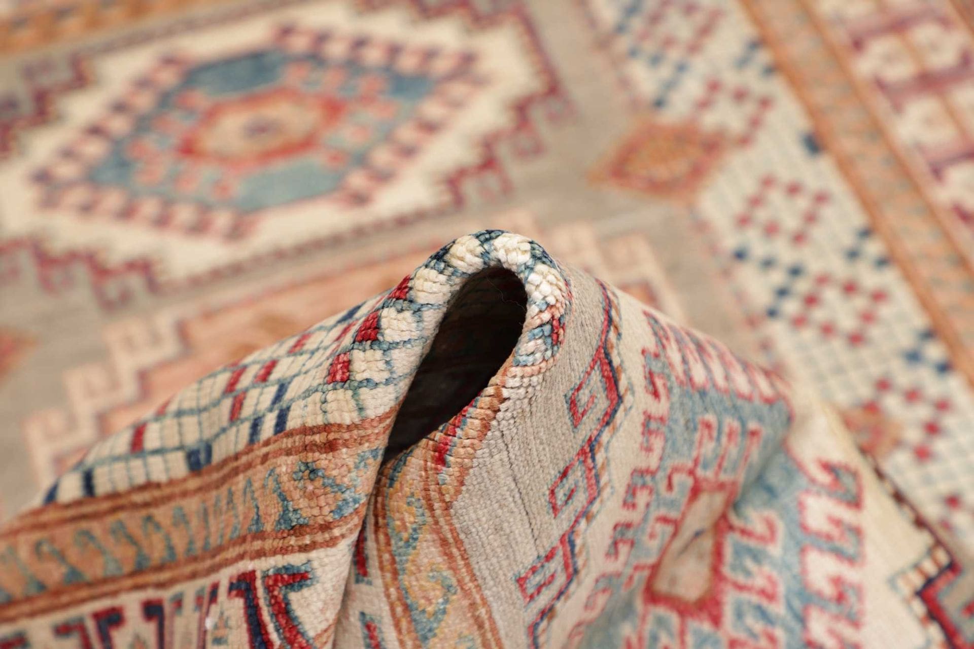 kazak-teppich-106-x-152-cm-geometrisches-muster-handgeknupft-8 Kazak Orientteppich aus Pakistan, 106 × 152 cm