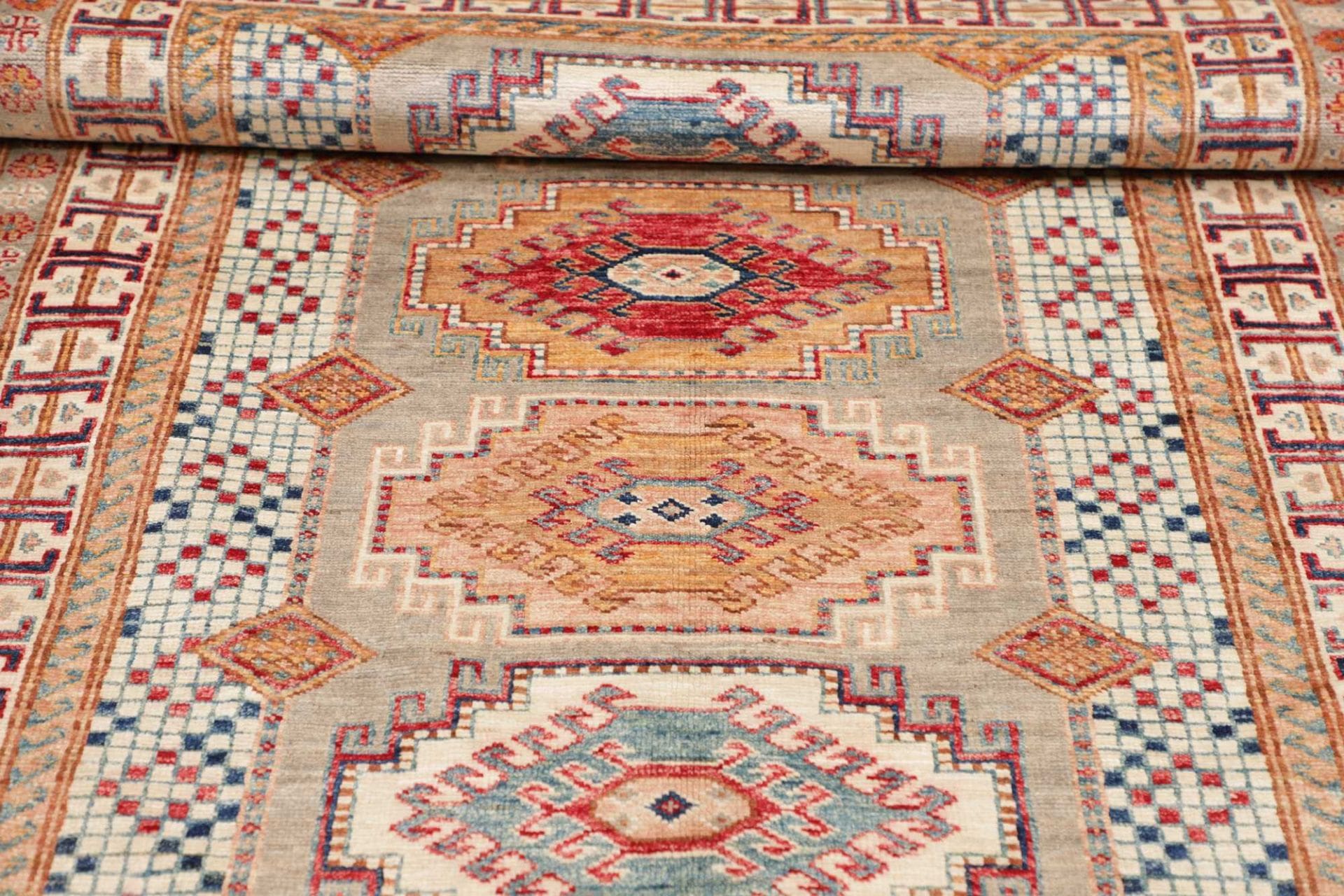 kazak-teppich-106-x-152-cm-geometrisches-muster-handgeknupft-9 Kazak Orientteppich aus Pakistan, 106 × 152 cm