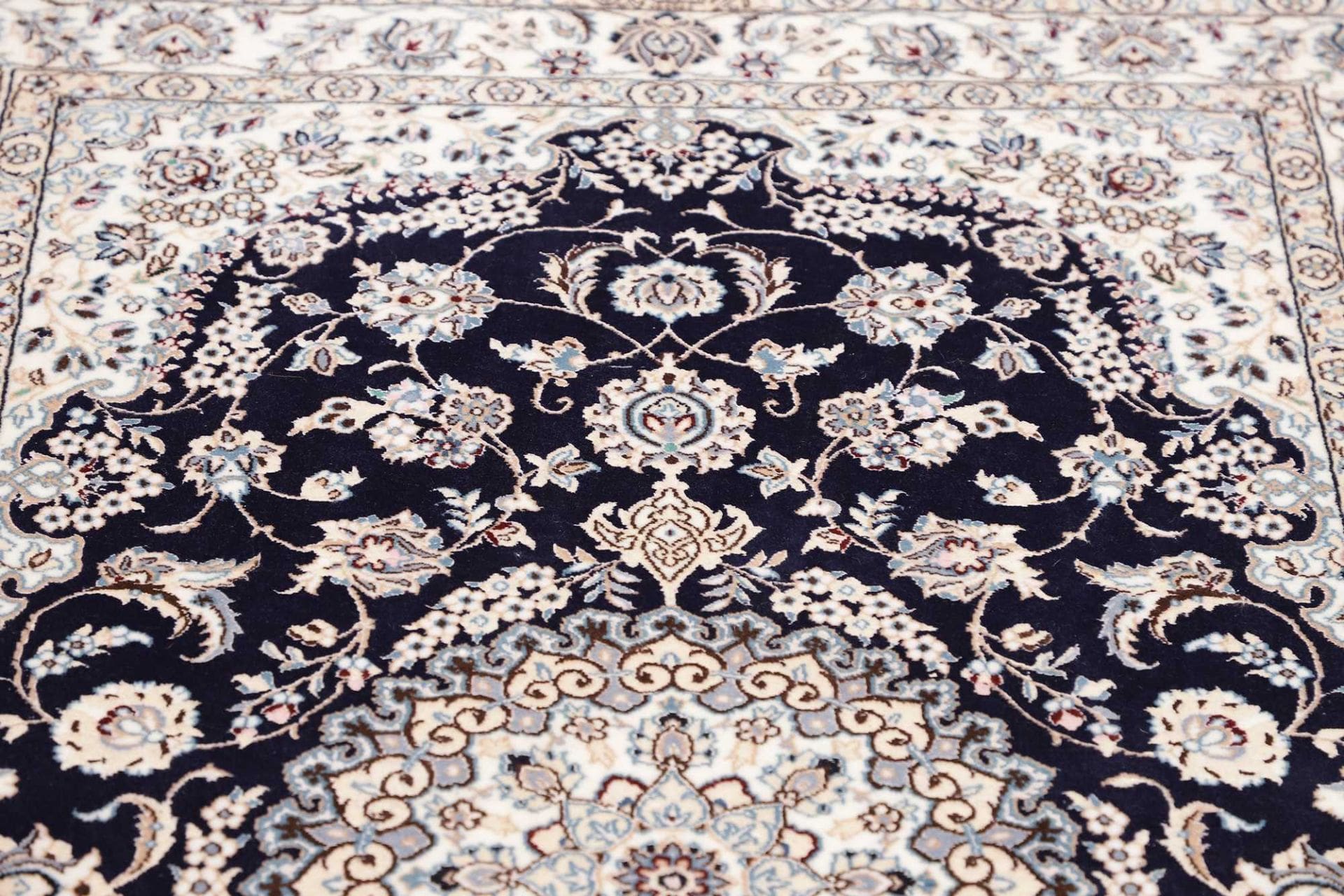 exklusiver-nain-teppich-106-x-152-cm-schurwolle-handgeknupft-7 Handgeknüpfter Nain Perserteppich 106 × 152 cm