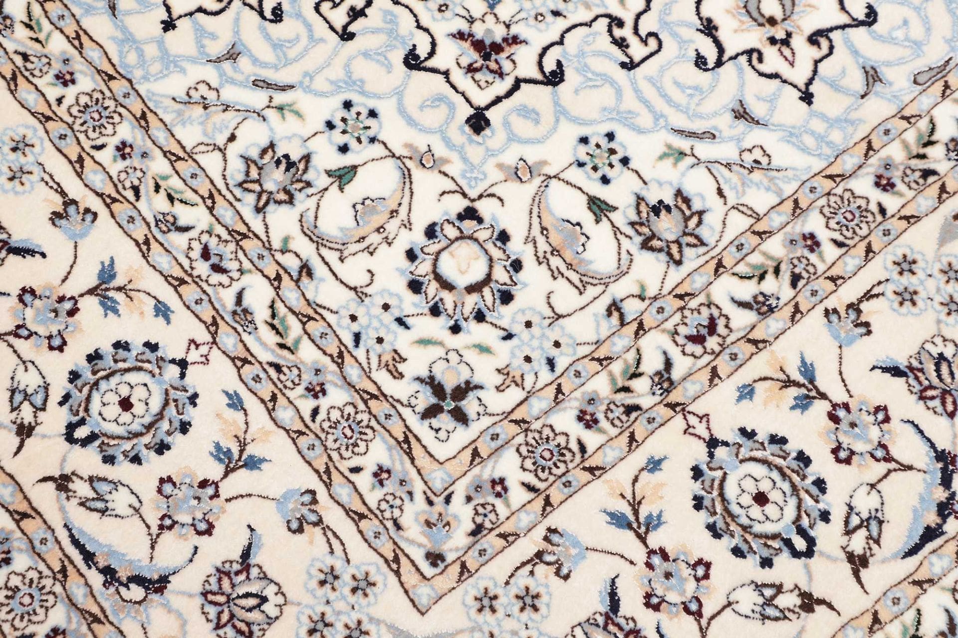 Nain Perserteppich aus Iran, 208 × 259 cm