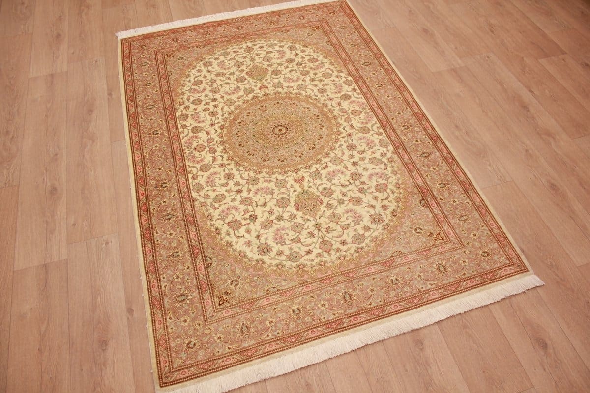 Ghom Seidenteppich 195×135 cm Beige, feingliedrig, handgeknüpft