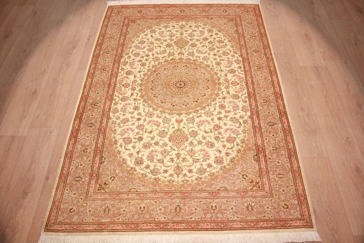Ghom Seidenteppich 195×135 cm Beige, feingliedrig, handgeknüpft