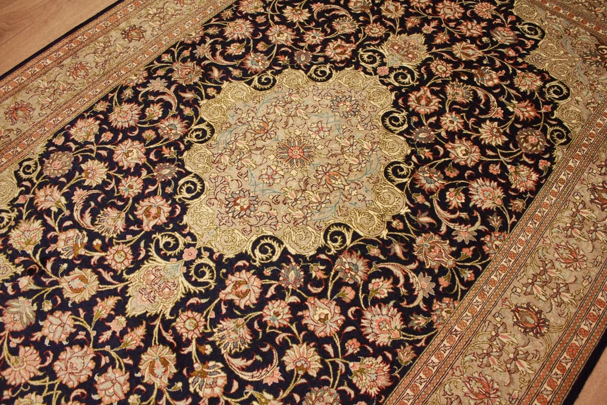 Ghom Seidenteppich Dunkelblau 151×101 cm, feine Muster, handgeknüpft