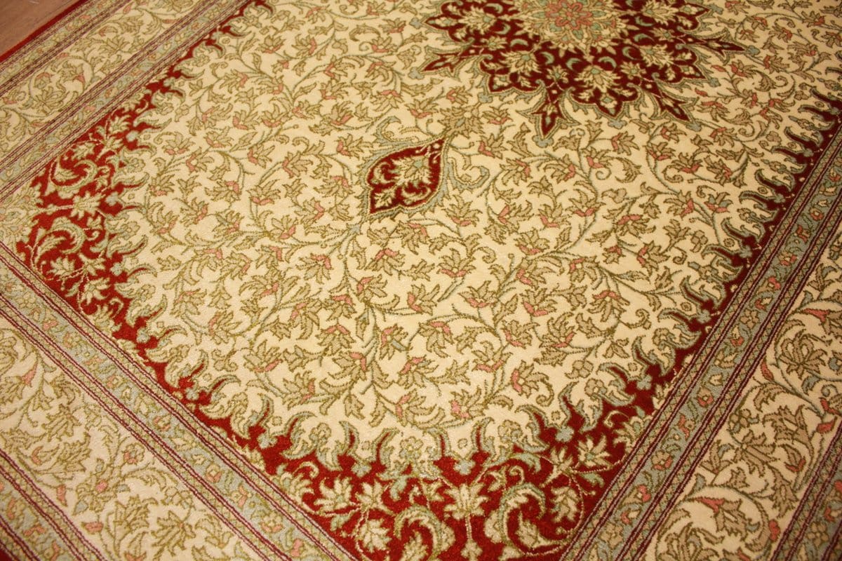 seiden-teppich-ghom-121x79-cm-beige-harmonische-naturfarben-handgeknupft-6 Ghom Perserteppich aus Iran