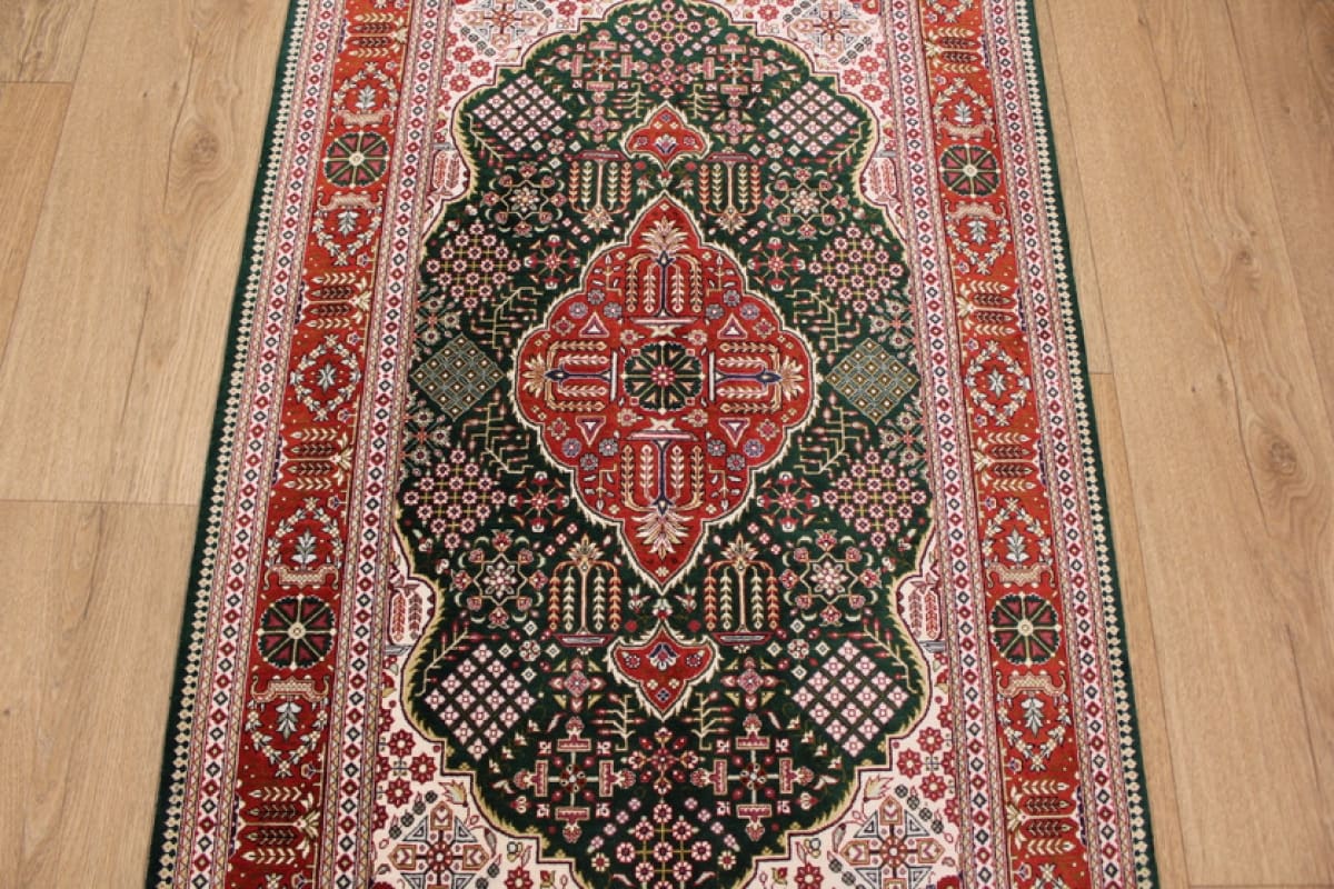 Exklusiver Ghom Seidenteppich 126×78 cm Grün, handgeknüpft