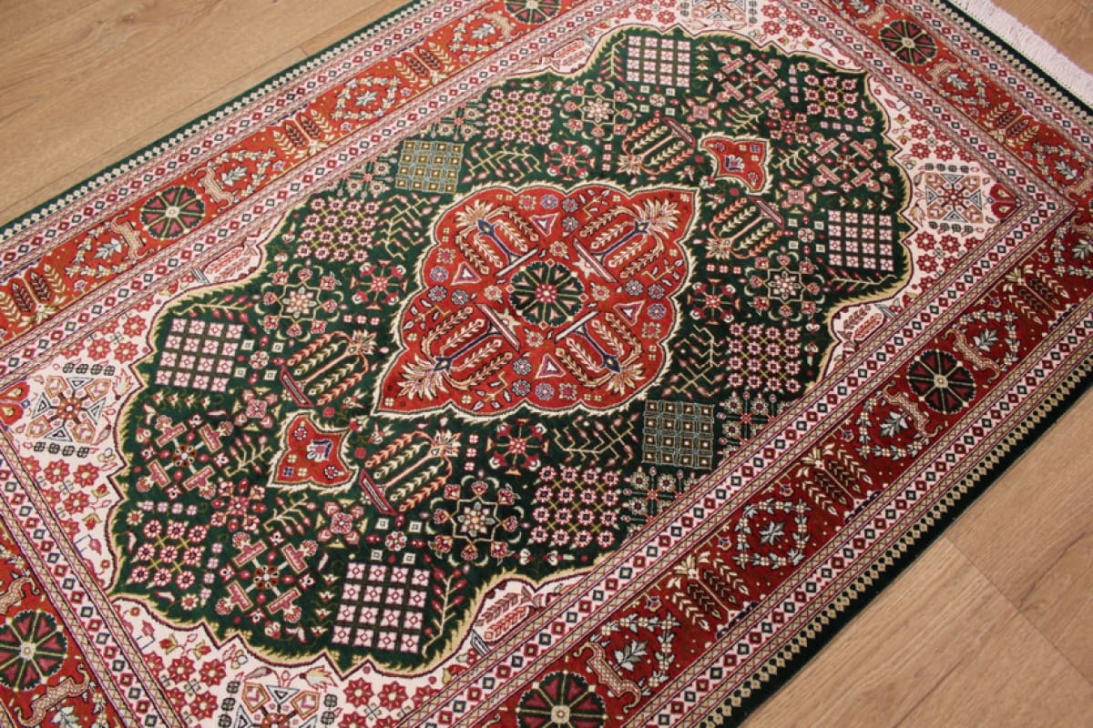 Exklusiver Ghom Seidenteppich 126×78 cm Grün, handgeknüpft