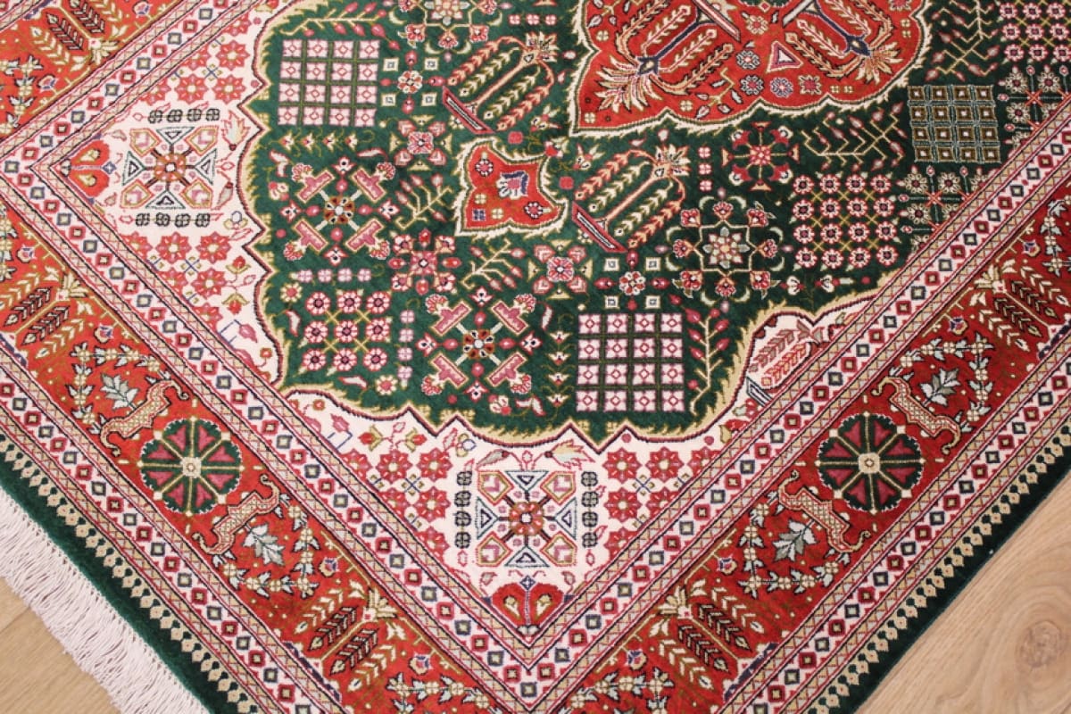 Exklusiver Ghom Seidenteppich 126×78 cm Grün, handgeknüpft