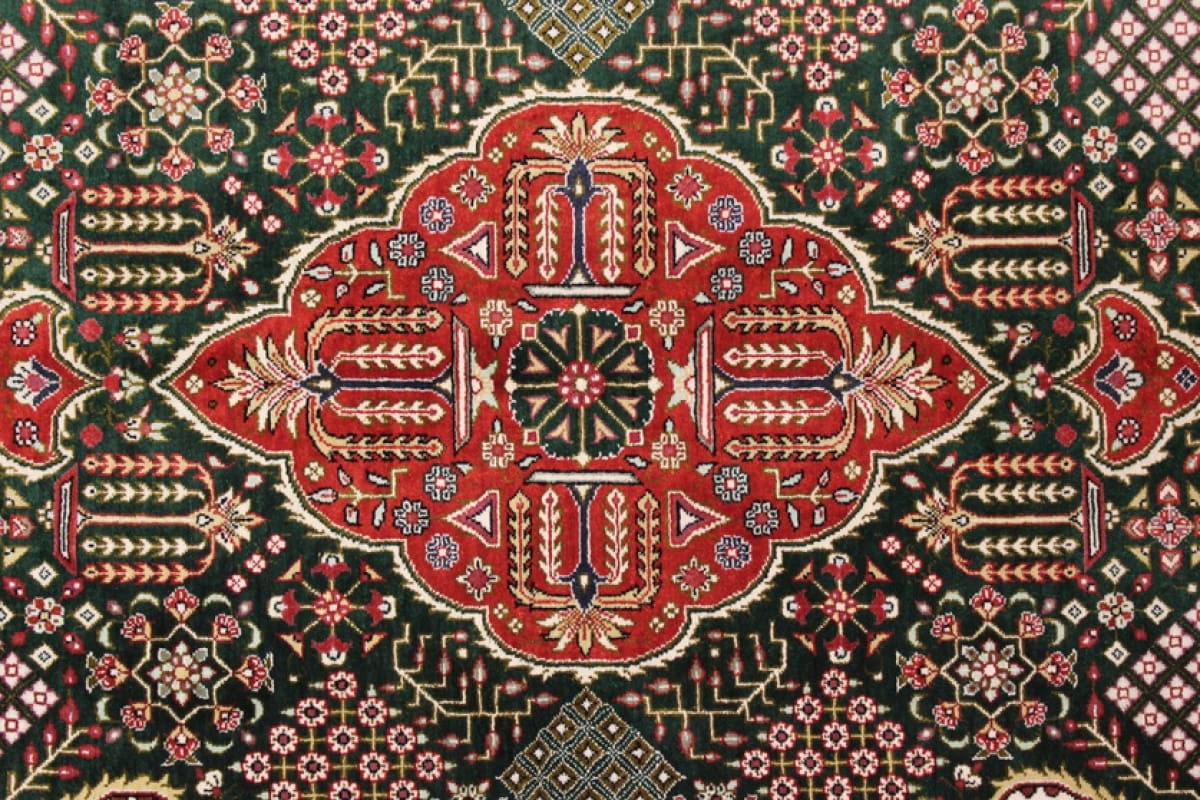 Exklusiver Ghom Seidenteppich 126×78 cm Grün, handgeknüpft