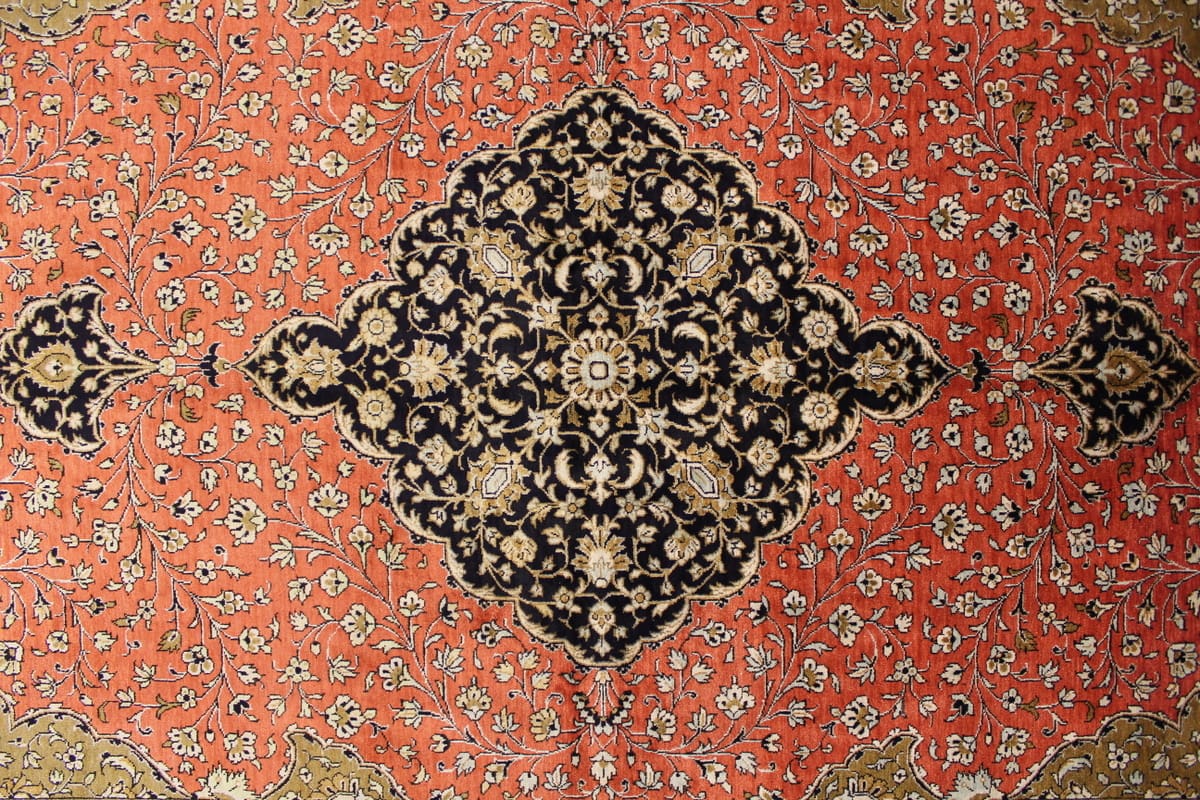Alter Ghom Seidenteppich 227×141 cm, Naturfarben, handgeknüpft