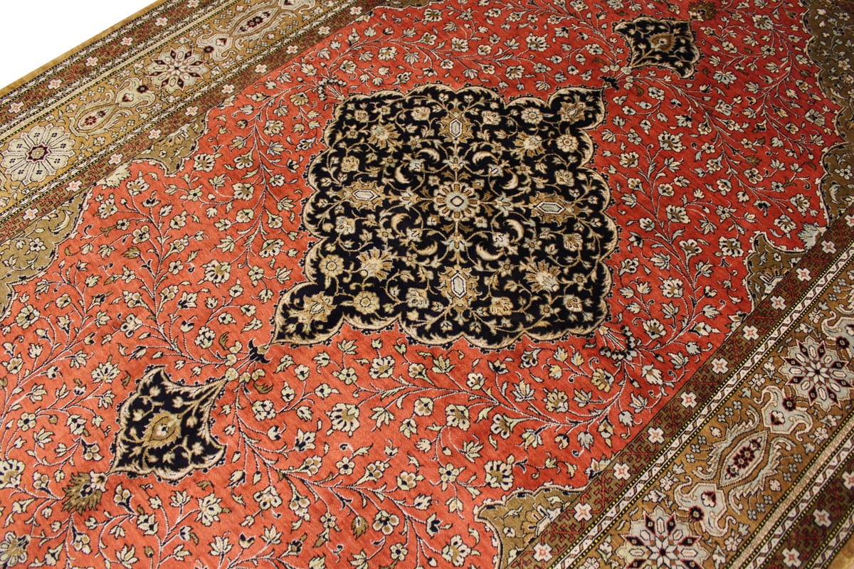 Alter Ghom Seidenteppich 227×141 cm, Naturfarben, handgeknüpft