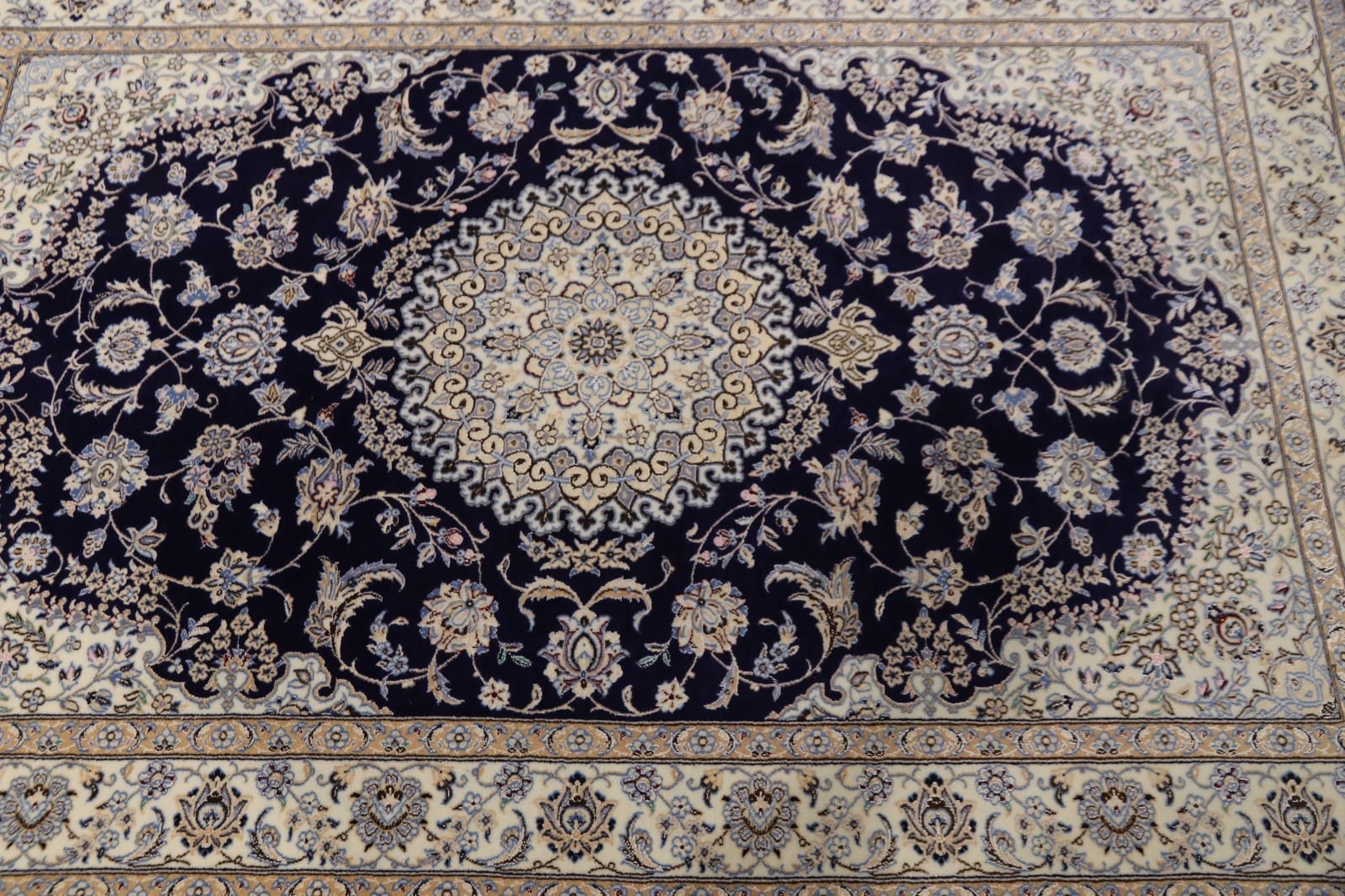 Handgeknüpfter Nain Perserteppich 198 × 130 cm