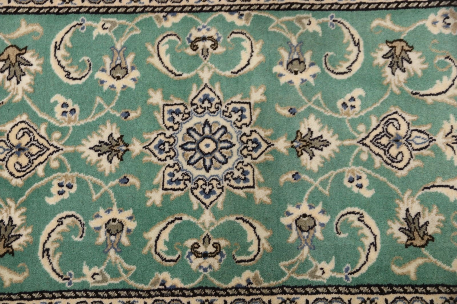 Nain Perserteppich 134 × 68 cm aus Wolle, handgeknüpft