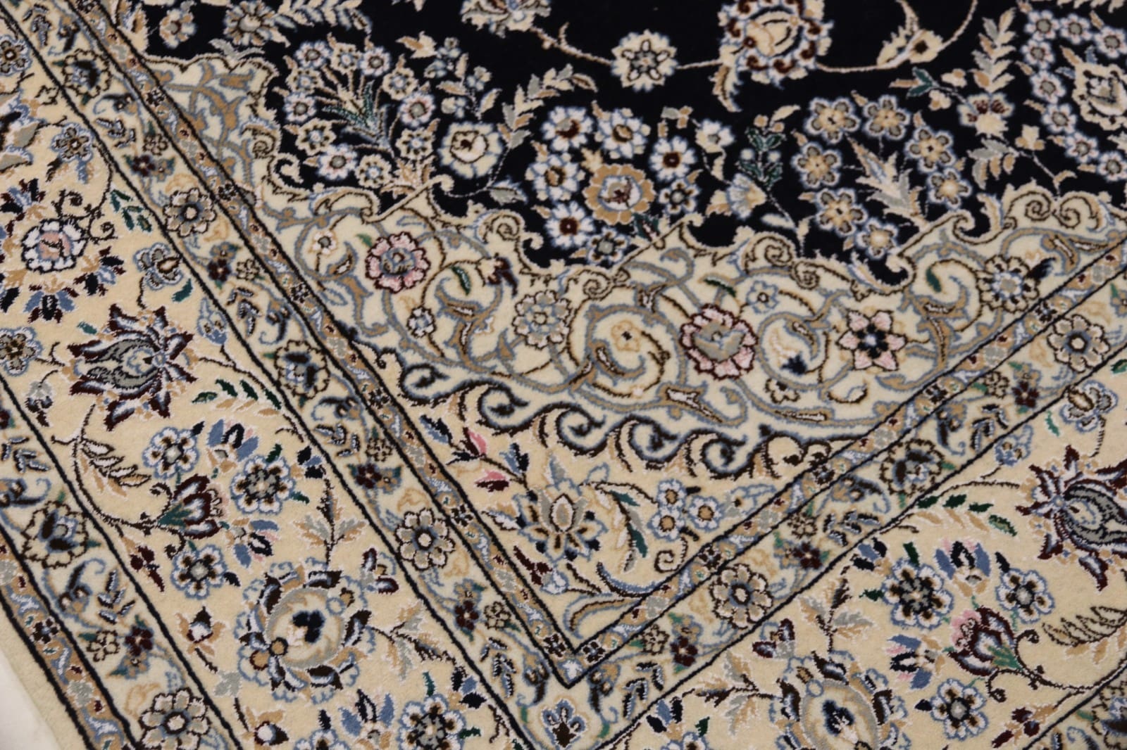 perserteppich-nain-9-la-314-x-203-cm-seide-handgeknupft-1 Handgeknüpfter Nain Perserteppich, 312 × 202 cm, Wolle & Seide